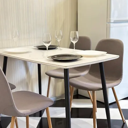 Apartmán Romantic Apartments - 2Br In Old Town , 5 Min To Opera Lvov